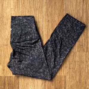 EUC LULULEMON CROP ALIGN LEGGINGS - size 4